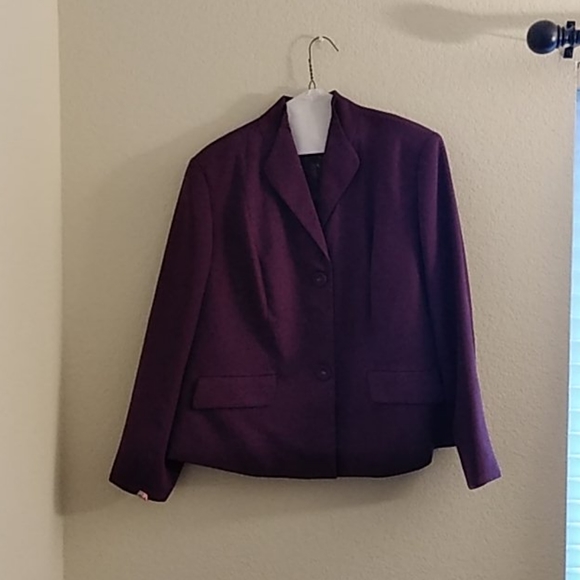 Skirt suit - Picture 1 of 5